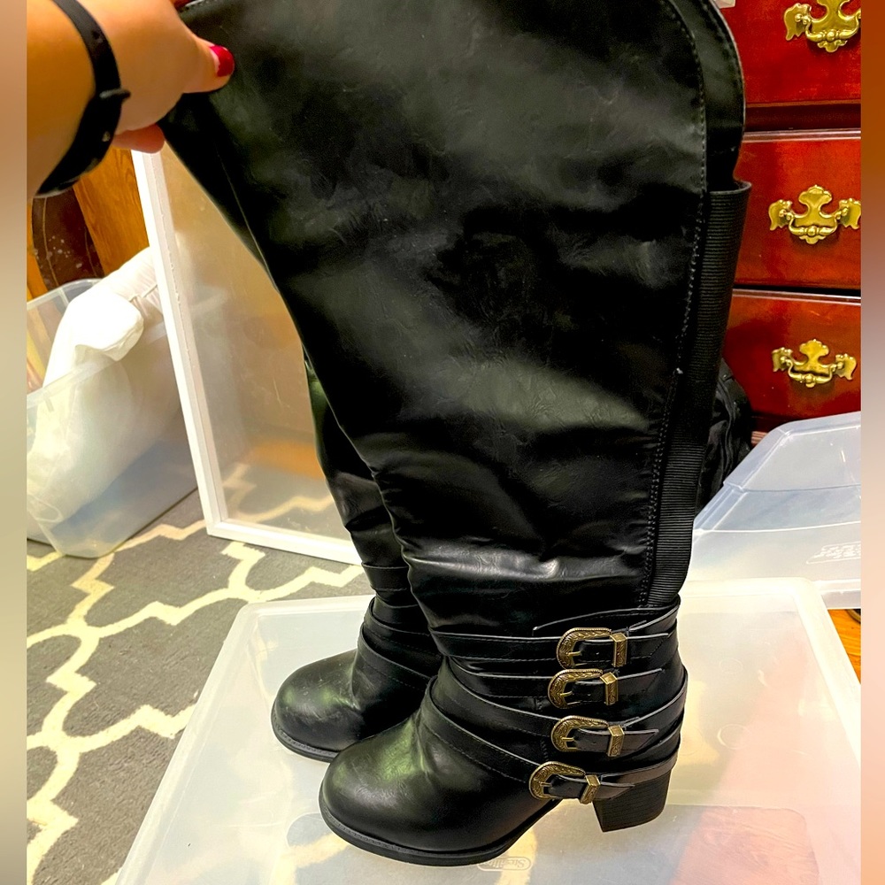 Torrid wide leg knee high boots size 8 never worn